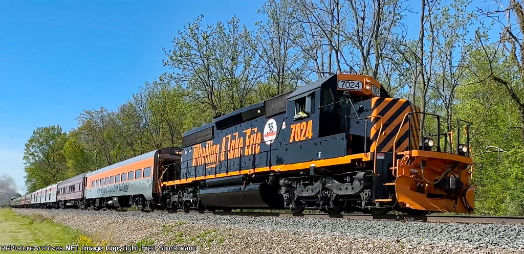 WE 7024 brings the consist west now.